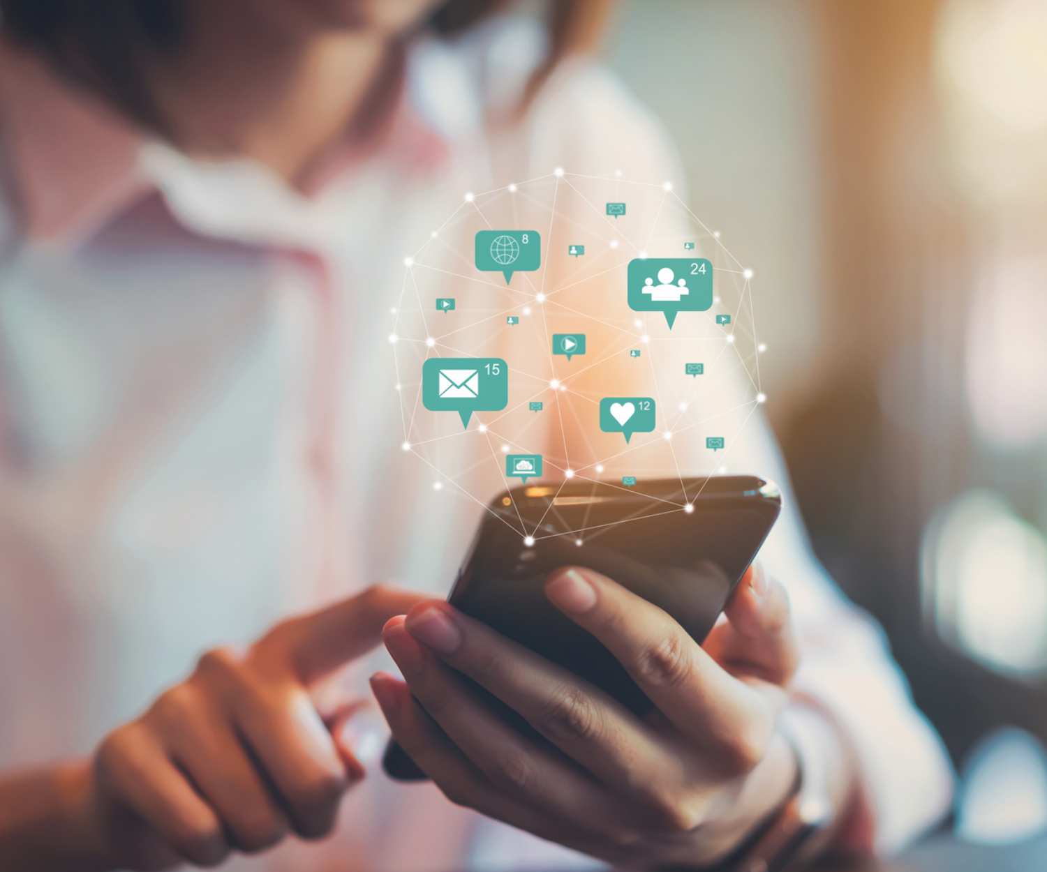 Mujer visualizando diferentes redes sociales