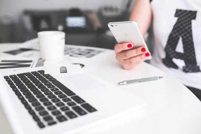 Mujer visitando diferentes blogs