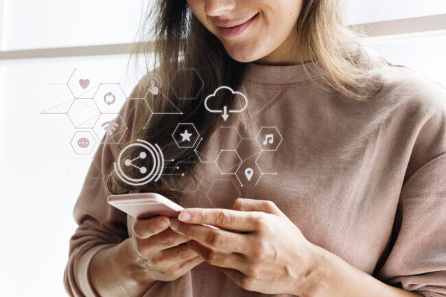 mujer gestionando redes sociales